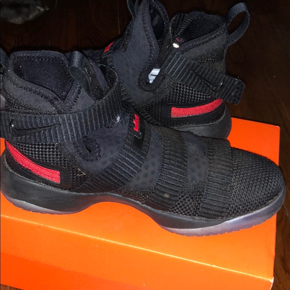 Lebron soldier xI flyease boys size 1- gently used